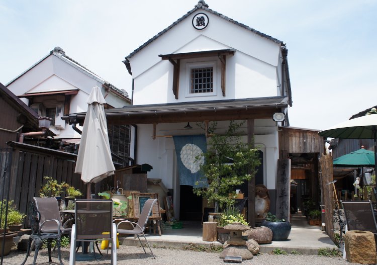 明治時代築の「夫婦蔵（めおとぐら）」と呼ばれる1つの屋根に2つの蔵がある造りの建物。