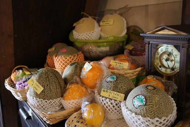 店内では、市場で仕入れた旬の果物も販売している。