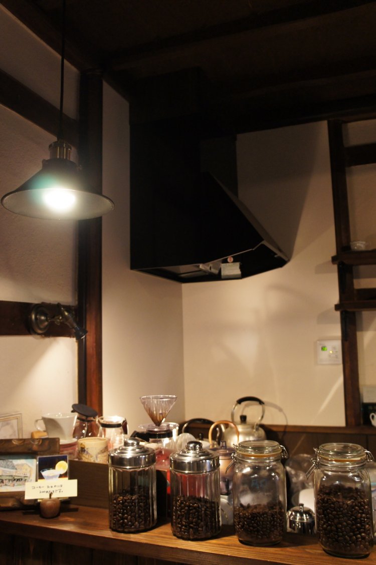 店内奥にある焙煎コーナー。おすすめコーヒー以外にも複数セレクト品が並ぶ。