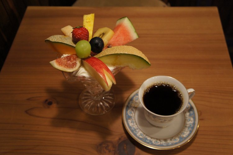 季節のフルーツパフェ1200円と、本日コーヒー400円。コーヒーのセレクトは幸平さんが担当。