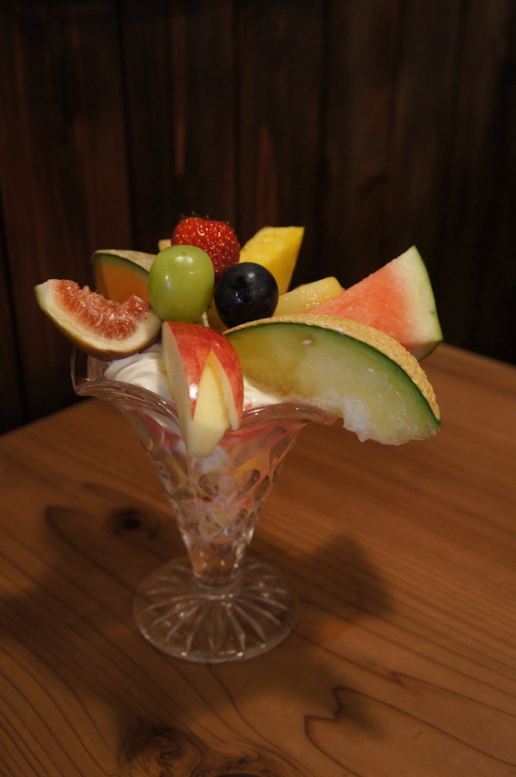季節のフルーツパフェ1200円。幸平さんが食べ頃の果物をセレクトし、康子さんが調理する。