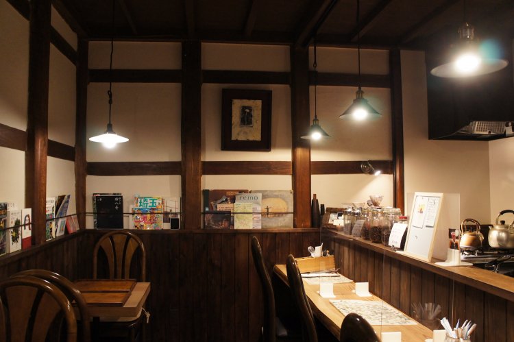 店内1階。古物商である幸平さんがセレクトしたアンティーク調度品が光る。