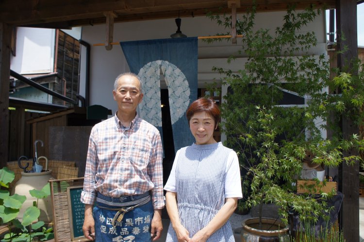 粕谷幸平さん、康子さんご夫婦。朝早くから晩まで笑顔を絶やさず接しているのが印象的。