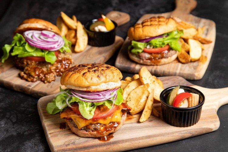 CARVAANオリジナルバーガー1458円〜。自家製の花蜜メロンパン、100％牛肉パティを使用したボリュームのあるメニュー。