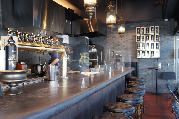 一人客でも安心してくつろげる店内。カウンター越しの異文化交流が楽しい。