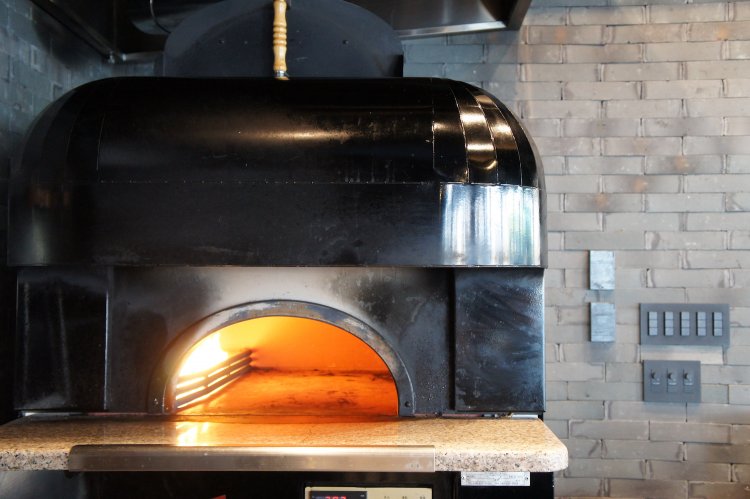 店内に構える重厚な釜。熱々のグリル料理がいつでもすぐに出来上がる。