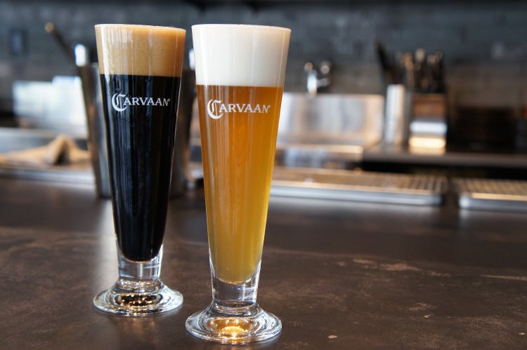 写真左からアンデスカカオ・スタウト880円、カールヴァーン・ベルジャンホワイト880円。 世界中から集めた原材料を生かしたオリジナルビールは香り高い絶品。