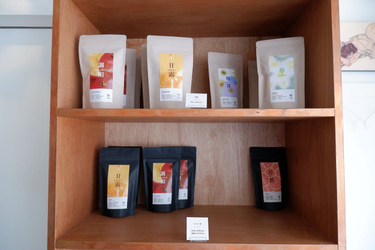 和紅茶の茶葉（上）とコーヒー豆の販売も。