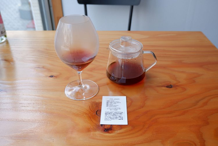 コーヒー（ホット）500円。生産過程のストーリーを織り交ぜたカードも手作り。