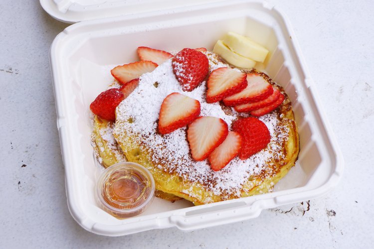 バターミルクパンケーキ 季節のフルーツ いちご1080円。