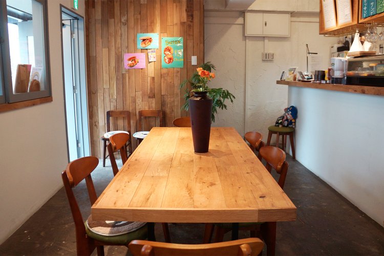 こじんまりとした店内ながら、開放感がある。