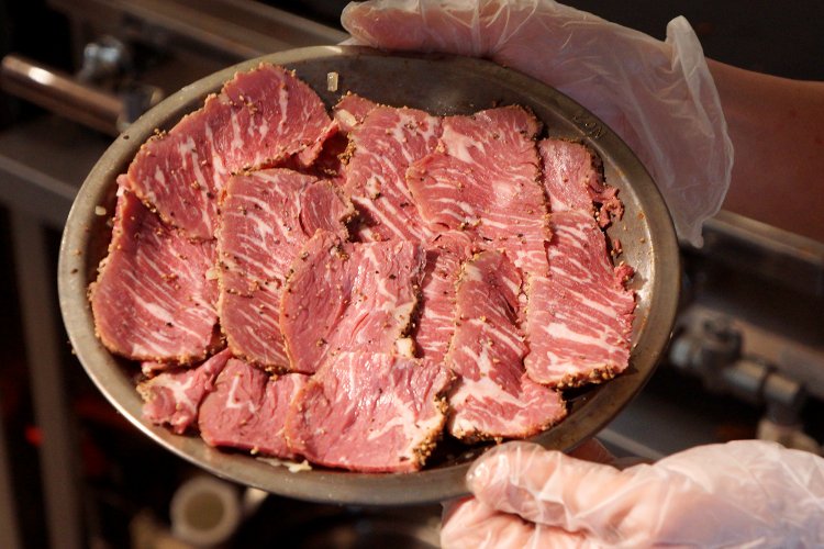 これでもかと切り出されたパストラミビーフ。