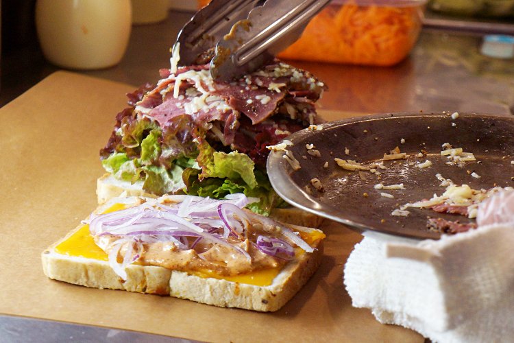 もはや“挟む”という次元じゃない。