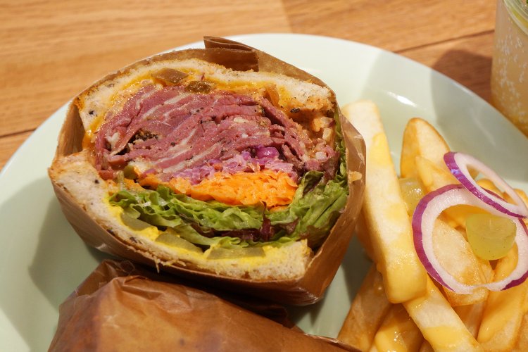 パンの厚みをはるかに凌駕するパストラミビーフ。