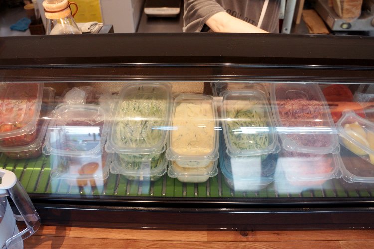 野菜類の仕込みももちろん、すべて自身で。