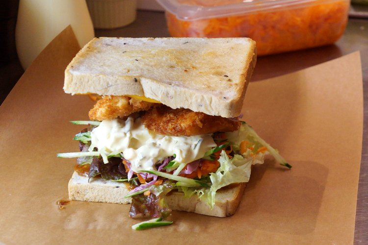 鳥取県産 マトウダイ フィッシュサンド1550円。