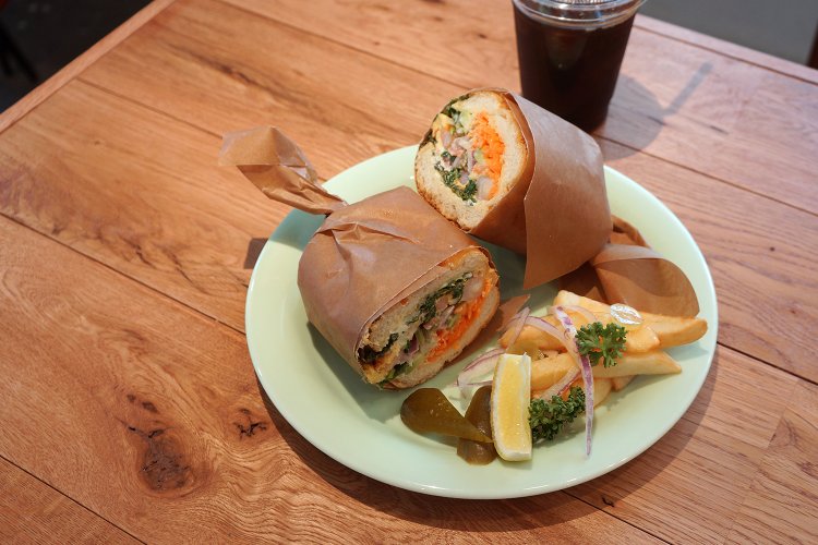 バゲットサンド ガーリックシュリンプ1450円。