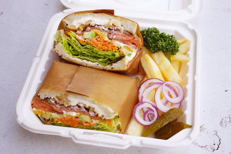 サンドウィッチ スモークサーモンとクリームチーズ1350円。