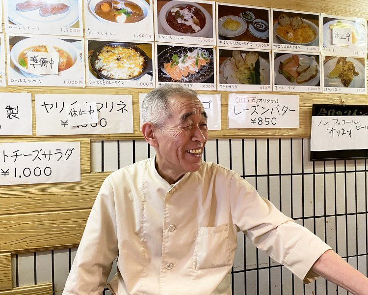 店主の佐藤さん。こだわりと呼べるものはないが、牛タンの下処理だけは徹底的に行う。