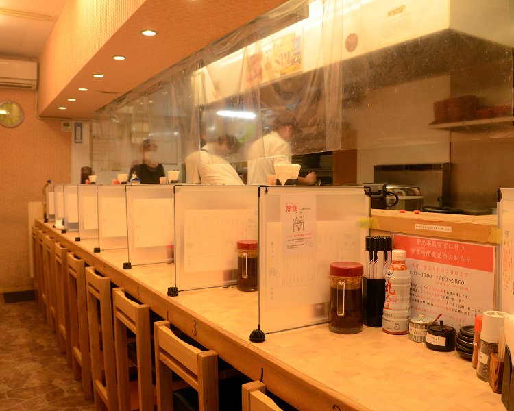 店内はカウンターで10席ほど。