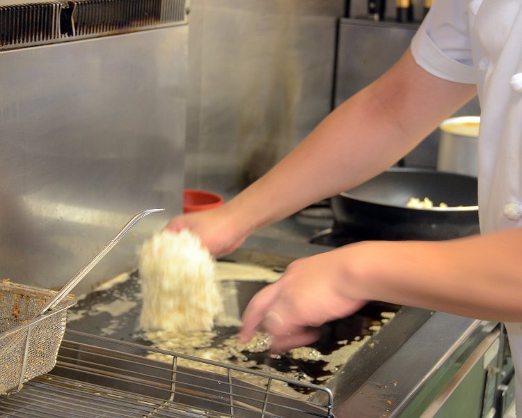 油で揚げる作業がスタート。揚がる音が心地いい！