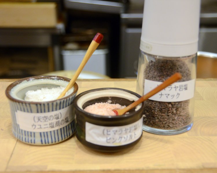 カウンターに用意された塩は3種類。好みに合わせて食べ比べてみるのも楽しい！