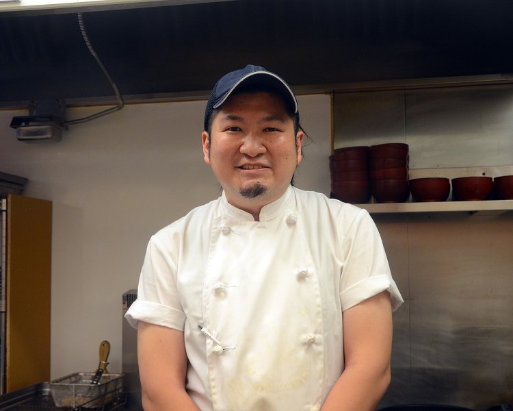 今回お話を伺った『とんかつ檍』の店長の元良勇太さん。気さくな人柄でスタッフとともに和気あいあいと言った雰囲気で調理している姿が印象的だ。