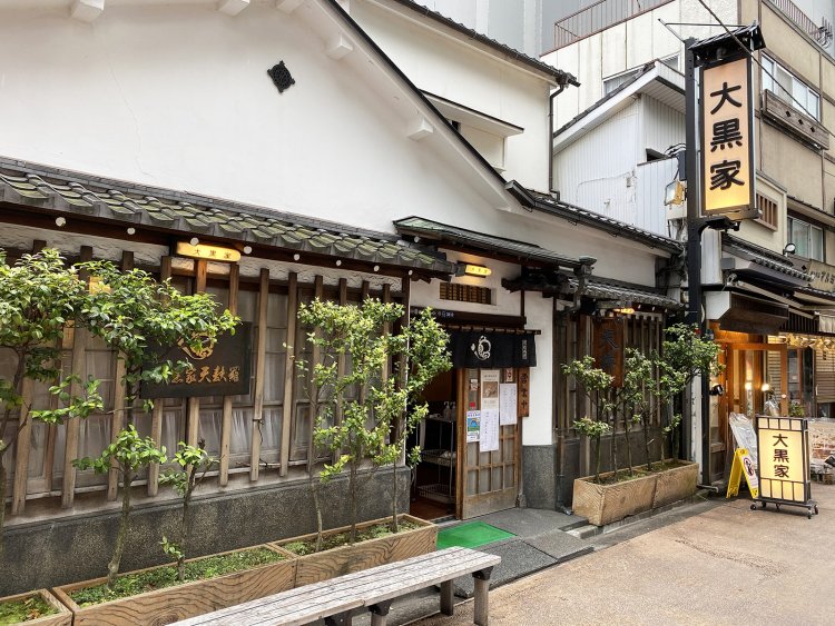 昔ながらの民家を思わせる店舗。空襲による延焼のおそれがあったため、一度は取り壊されたが、昭和21年に再建。修復と補強を行いながらも、昔の面影を守っている。