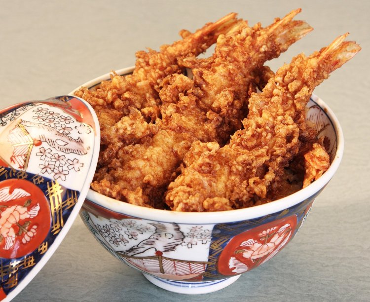 天丼は1600円から。人気は、海老天4本入りの海老天丼2000円。