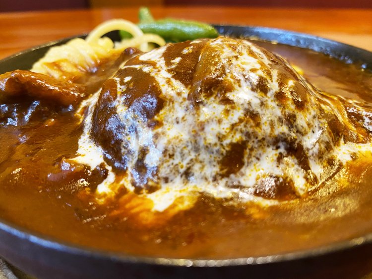 鉄板焼きハンバーグステーキは、950円〜。ハンバーグシチュー1150円は、自慢のやわらか＆ジューシーなハンバーグに、牛スジや特製デミグラスソースを入れてじっくり煮込んだシチューをかけた人気の一品。