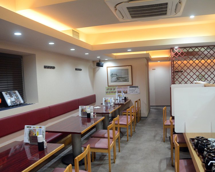 明るい雰囲気の店内はとんかつ屋というよりも洋風レストランの雰囲気も。