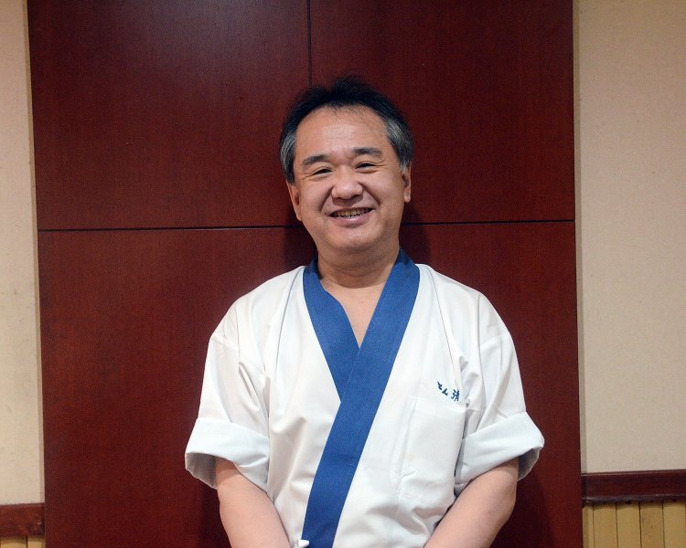 店主の高橋一郎さん。先代から継承した「京風とんかつ」の味を継承している。