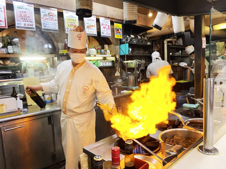 オープンキッチンは、調理をパフォーマンスとしてたのしむコックたちのステージだ。