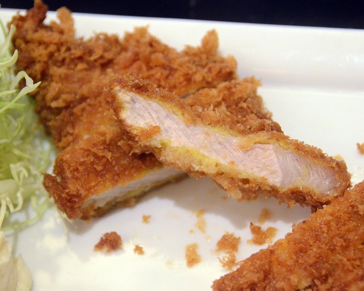 かつの様子をチェック。ロースカツの醍醐味、脂身のところも透明で豚肉の甘みがタップリ！