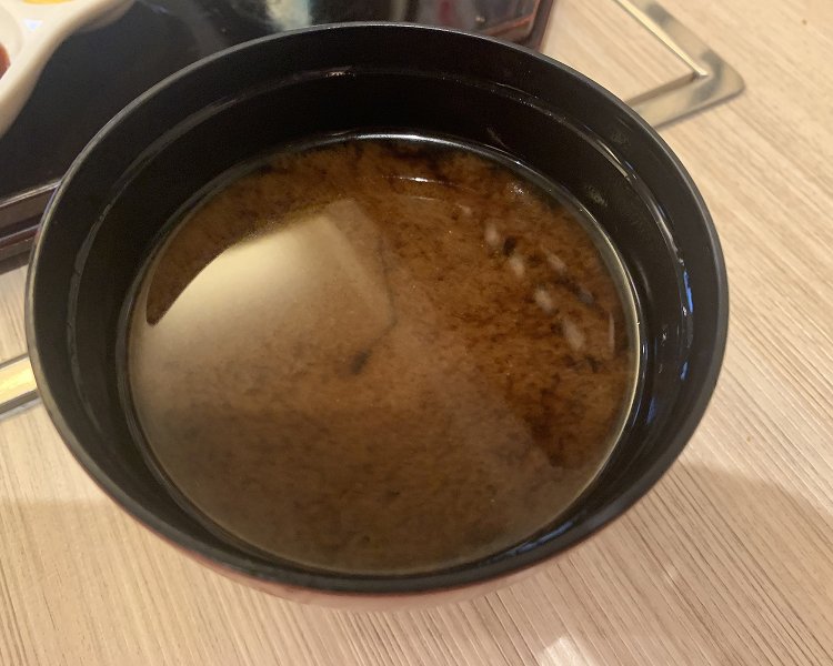 「豚肉料理には赤味噌が合う」という先代のこだわりで、味噌汁は赤だしに！