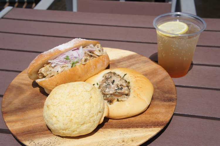 写真左上から季節のサンドイッチ378円〜432円、ハーブチキングリルパン280円、カモマイルメロンパン280円。自家製スパイス入りコーラ324円も人気。