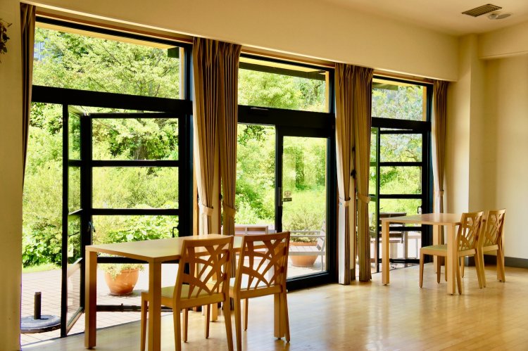 緑豊かなハーブガーデンが見渡せる飲食スペース。テラス席ではペット連れで過ごすこともできる。