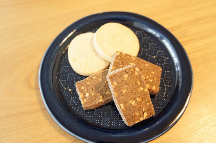 写真上からローズクッキー292円、スリランカコーヒークッキー486円。素材を生かした、自然な歯応えと味わい。