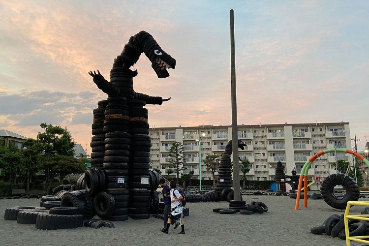 今にも動き出しそうな「タイヤ公園」の怪獣たち