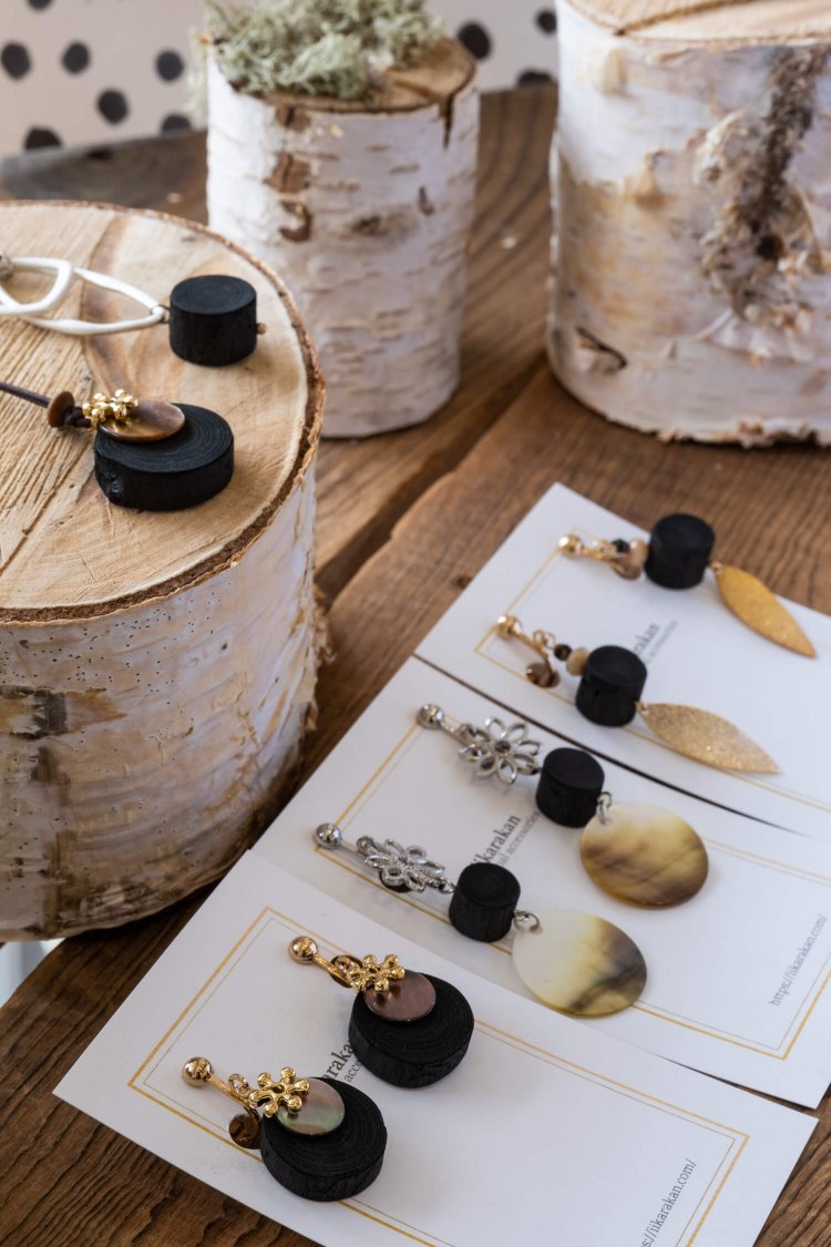 軽さも魅力の炭アクセサリーはピアス、イヤリング、ネックレスの3種。炭で汚れないよう工夫したうえで丁寧に加工を施している。