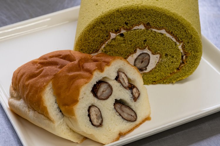 花まめぱん（左）と実測タテ10㎝ヨコ15㎝と太巻の抹茶花豆ロールケーキ。