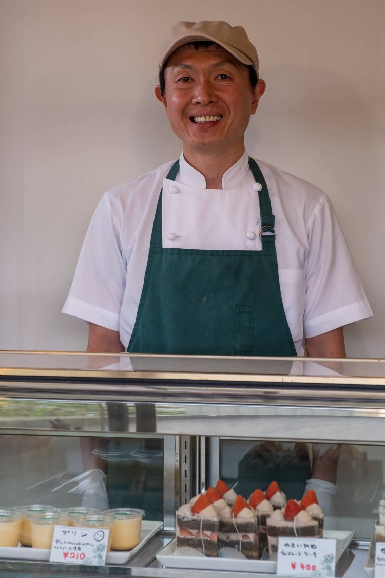 ご両親と店を切り盛りする実直な人柄の渡辺英樹さん。