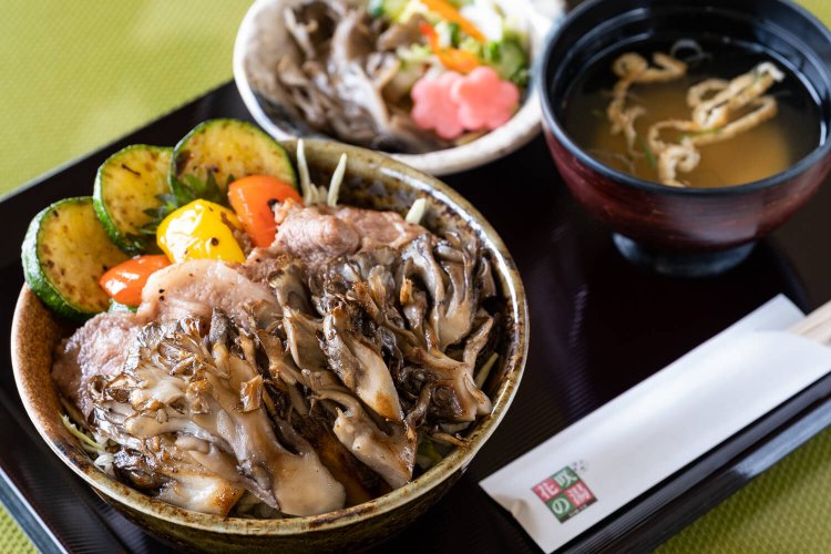 片品村は舞茸栽培のパイオニア的存在。尾瀬豚や高原野菜も味わえる尾瀬まいたけ丼1040円はレストランメニューの一番人気だ。