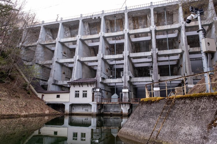 水圧を支えるバットレス構造の擁壁（ようへき）をもつ丸山堰堤。