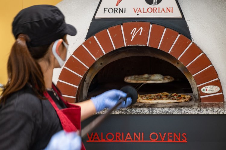 村民キッチンに備え付けの本格的な石窯が目を引く。