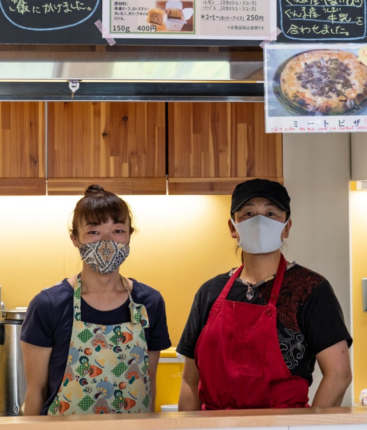 訪問日の当番店「よしのんち」店長で片品村在住の主婦・吉野知己さん（右）とスタッフ。