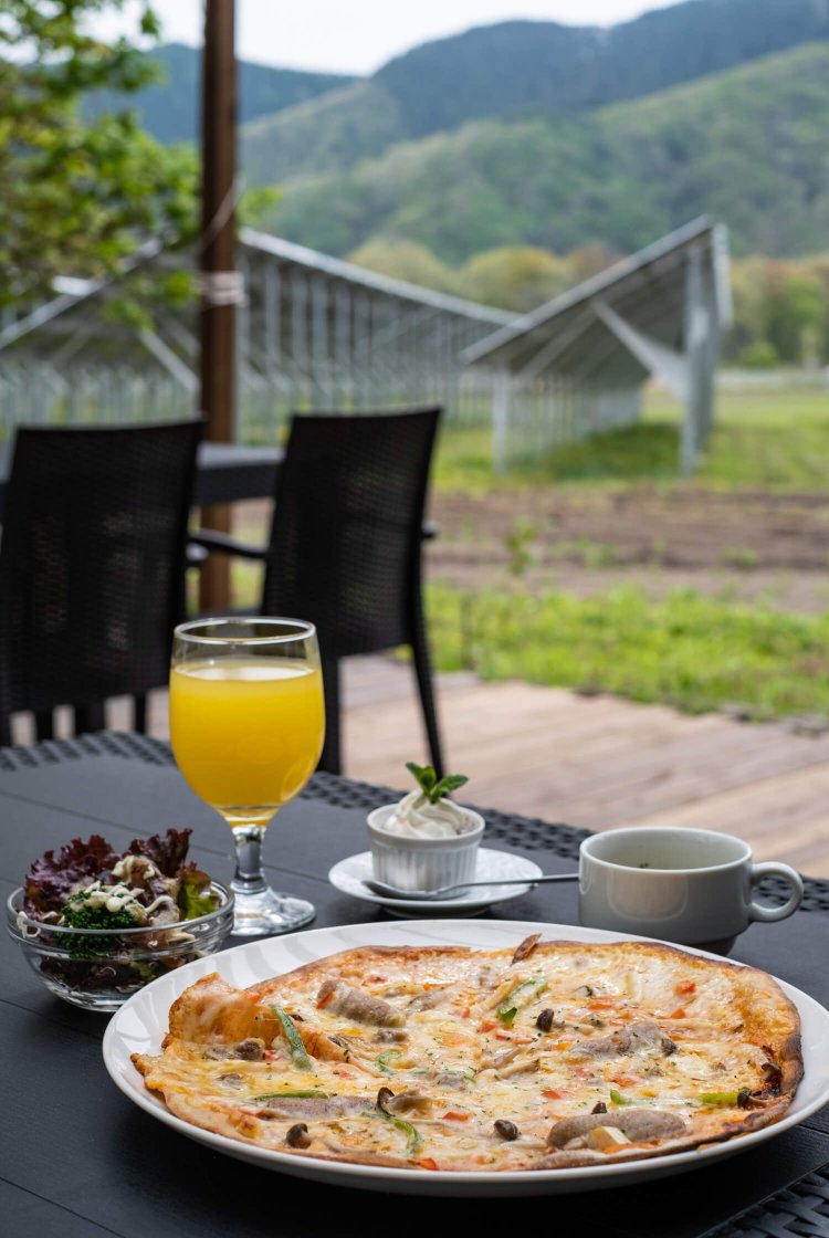 ハーフピッツァにスープ・デザートなどが付く平日ランチセット1100円の一例（夏季繁忙期を除く）