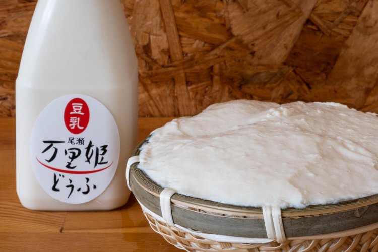 大豆の甘みが際立つざるどうふ プレーン（右）と飲みやすい豆乳。