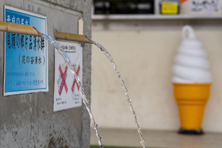 道の駅『尾瀬かたしな』の一角に引かれた花の谷湧水。
