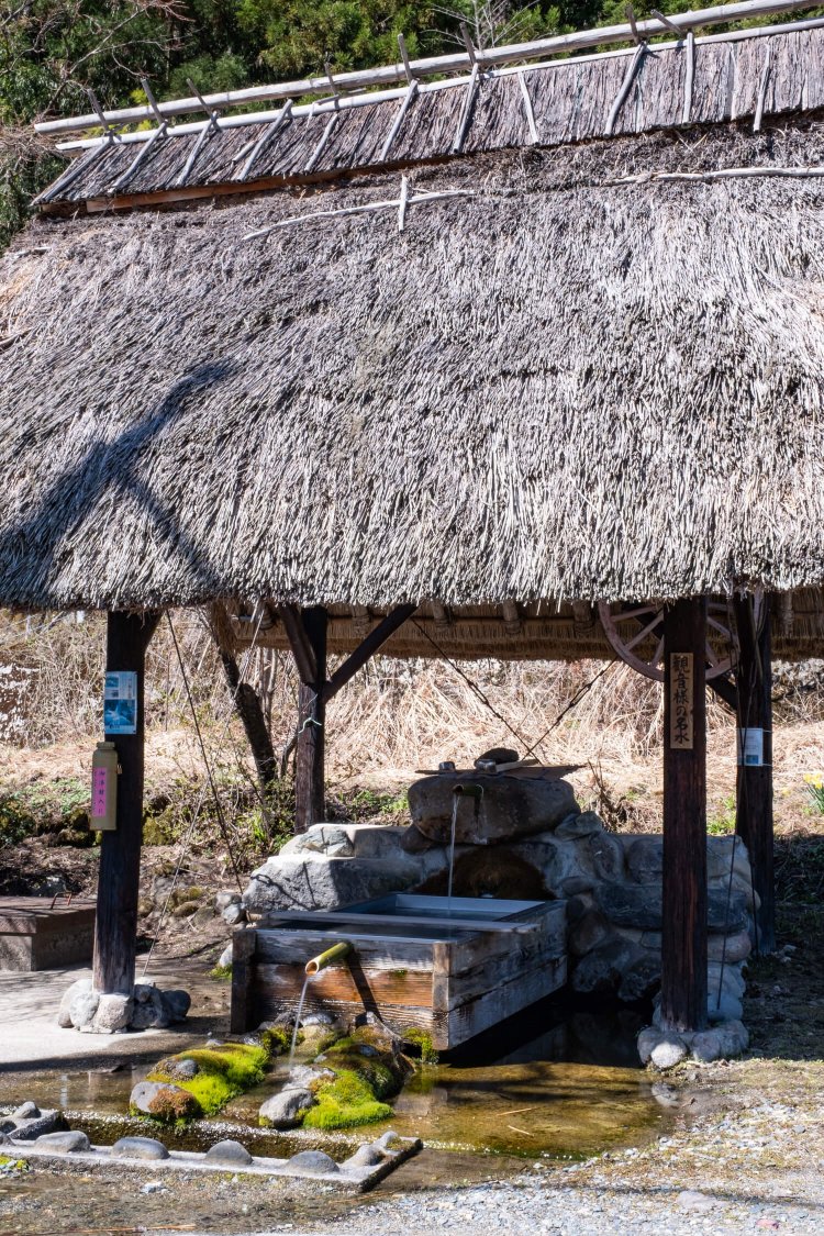 茅ぶき屋根が印象的な観音様の水は、地元の誰もが口を揃えてオススメする村の誉れだ。
